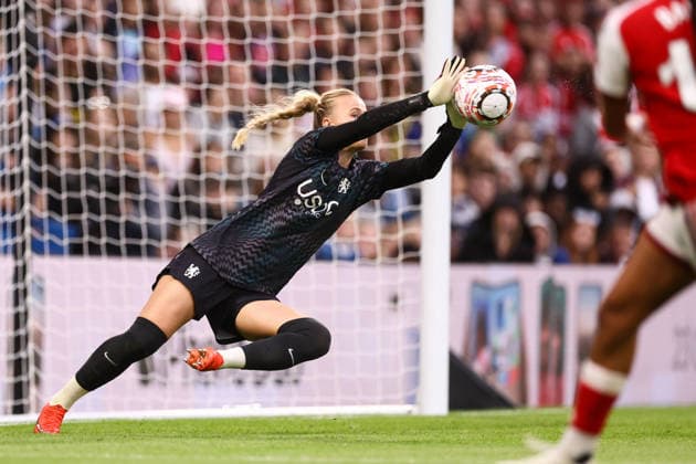 Chelsea v Arsenal Women 27 September 2026, London - Women s Super League - Chelsea v Arsenal - Chelsea goalkeeper Hannah Hampton - Photo: Jacques Feeney Offside. London UK Copyright: xJacquesxFeeneyx xOffsidexOffside