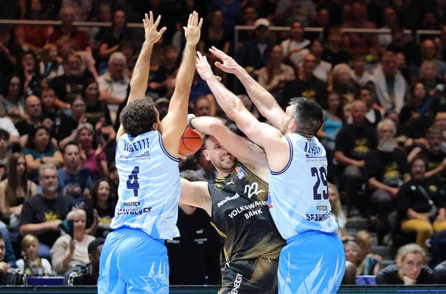 Elias Baggette (Rostock Seawolves), Felipe Haase (Basketball Loewen Braunschweig), Owen Klassen (Rostock Seawolves) Basketball, Herren, Saison 2026 2027, easyCredit Basketball-Bundesliga, Basketball Loewen Braunschweig gegen Rostock Seawolves, 83-82