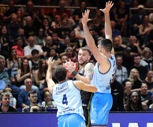 Elias Baggette (Rostock Seawolves), Felipe Haase (Basketball Loewen Braunschweig), Owen Klassen (Rostock Seawolves) Basketball, Herren, Saison 2026 2027, easyCredit Basketball-Bundesliga, Basketball Loewen Braunschweig gegen Rostock Seawolves, 83-82
