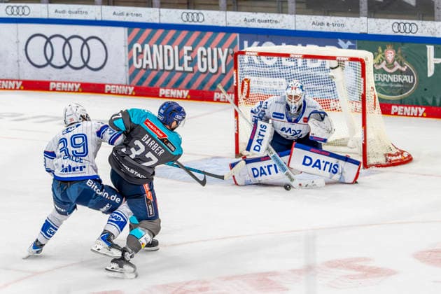 Ingolstadt, Deutschland 27. September 2026: PENNY DEL - 2026 2027 - Sp. 4 - ERC Ingolstadt gegen Adler Mannheim Im Bild: 2. v.li. Riley Barber (ERCI) mit der Chance zum 3:2 Saturn Arena Bayern Copyright: xFotostandx xSchäferx