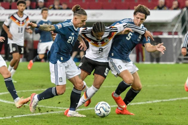 v. li. im Kampf um den Ball Kostas Tsimikas (Greece 21) Kevin Schade (Germany 9) Panagiotis Retsos (Greece 5) 27.09.2026 ¢ Fussball ¢ Nations League ¢ Deutschland vs Griechenland, WWK Arena, Augsburg, Baden-Württemberg Germany