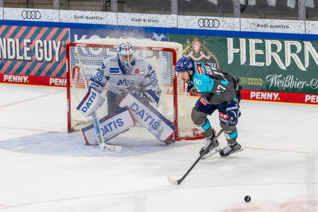 Ingolstadt, Deutschland 27. September 2026: PENNY DEL - 2026 2027 - Sp. 4 - ERC Ingolstadt gegen Adler Mannheim Im Bild: 2. v.li. Abbott Girduckis (ERCI) mit der Chance zum 3:2 Saturn Arena Bayern Copyright: xFotostandx xSchäferx