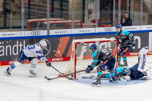 Ingolstadt, Deutschland 27. September 2026: PENNY DEL - 2026 2027 - Sp. 4 - ERC Ingolstadt gegen Adler Mannheim Im Bild: v.li. Zachary Solow (MERC) mit der Chance zum 2:3 Saturn Arena Bayern Copyright: xFotostandx xSchäferx