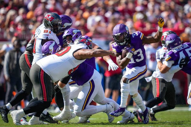 TAMPA, FL - SEPTEMBER 27: TAMPA, FL - SEPTEMBER 27: Minnesota Vikings running back Aaron Jones Sr. (33) runs ahead during a game between the Tampa Bay Buccaneers and the Minnesota Vikings, Sunday, September 27, 2026 at Raymond James Stadium in Tampa, Florida (Photo by Ricky Bowden Icon Sportswire) NFL, American Football Herren, USA SEP 27 Vikings at Buccaneers EDITORIAL USE ONLY Icon55309272026033