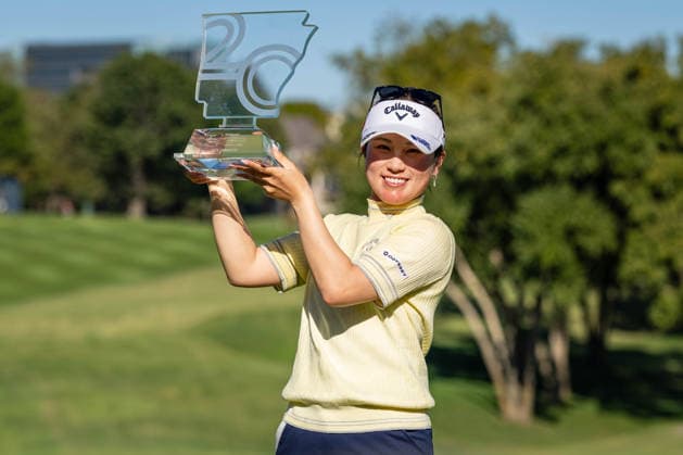 September 27, 2026, Rogers, Arkansas, USA: YUNA NISHIMURA holds up the trophy after winning the Walmart NW Arkansas Championship at Pinnacle Country Club. LPGA, Golf Damen 2026: Nishimura Wins Walmart NW Arkansas Championship  - ZUMAw173 20260927_zsp_w173_003 Copyright: xLukexWelshx