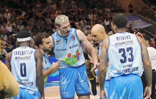 Tj Crockett jr. (Rostock Seawolves), Elias Baggette (Rostock Seawolves), Philipp Hartwich (Rostock Seawolves), Robin Amaize (Rostock Seawolves), Todd Withers (Rostock Seawolves) Basketball, Herren, Saison 2026 2027, easyCredit Basketball-Bundesliga, Basketball Loewen Braunschweig gegen Rostock Seawolves, 83-82