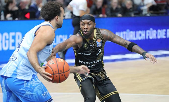 Elias Baggette (Rostock Seawolves), Dejour Reaves (Basketball Loewen Braunschweig) Basketball, Herren, Saison 2026 2027, easyCredit Basketball-Bundesliga, Basketball Loewen Braunschweig gegen Rostock Seawolves, 83-82