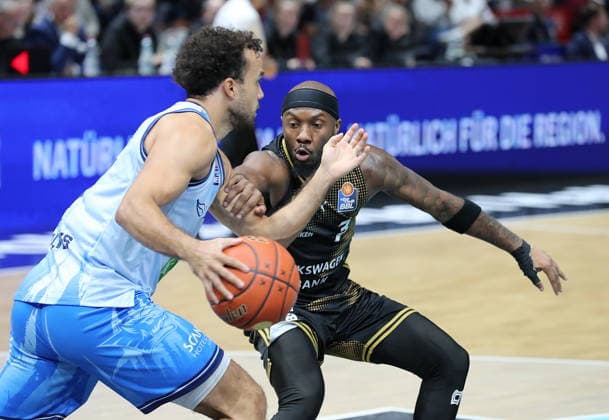 Elias Baggette (Rostock Seawolves), Dejour Reaves (Basketball Loewen Braunschweig) Basketball, Herren, Saison 2026 2027, easyCredit Basketball-Bundesliga, Basketball Loewen Braunschweig gegen Rostock Seawolves, 83-82