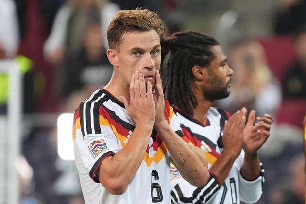 Deutsche Mannschaft bedankt sich enttäuscht bei den Fans, Joshua Kimmich (Deutschland Germany), Serge Gnabry (Deutschland Germany) - Augsburg 27.09.2026: Deutschland vs. Griechenland, UEFA Nations League, WWK Arena, 2. Spieltag