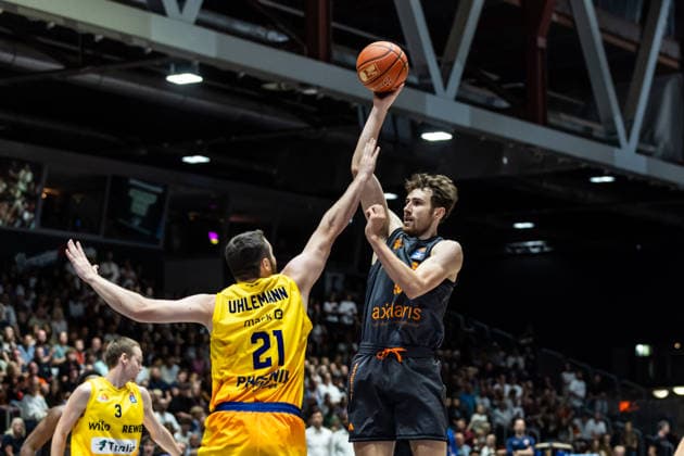 27.09.2026, GER, BBL, easyCredit Basketball Bundesliga, Chemnitz, Niners Chemnitz - Phoenix Hagen Jannis von Seckendorff (Niners Chemnitz, 90), Tim Uhlemann (Phoenix Hagen, 21) Chemnitz Messe Chemnitz Sachsen Deutschland
