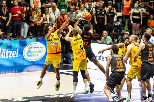 27.09.2026, GER, BBL, easyCredit Basketball Bundesliga, Chemnitz, Niners Chemnitz - Phoenix Hagen Nighael Ceaser (Niners Chemnitz, 22), Bjarne Kraushaar (Phoenix Hagen, 4) Chemnitz Messe Chemnitz Sachsen Deutschland