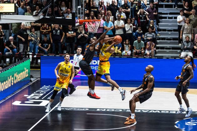 27.09.2026, GER, BBL, easyCredit Basketball Bundesliga, Chemnitz, Niners Chemnitz - Phoenix Hagen Tyler Polley (Phoenix Hagen, 12), Phlandrous Fleming Jr. (Niners Chemnitz, 1) Chemnitz Messe Chemnitz Sachsen Deutschland
