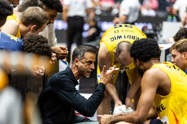 27.09.2026, GER, BBL, easyCredit Basketball Bundesliga, Chemnitz, Niners Chemnitz - Phoenix Hagen Chris Harris (Trainer, Phoenix Hagen) spricht mit seinen Spielern Chemnitz Messe Chemnitz Sachsen Deutschland