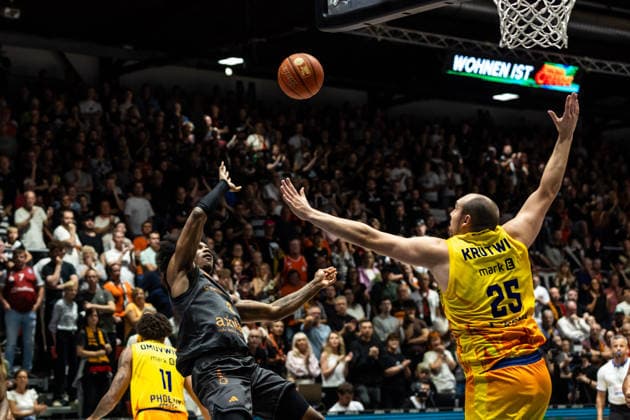 27.09.2026, GER, BBL, easyCredit Basketball Bundesliga, Chemnitz, Niners Chemnitz - Phoenix Hagen Stefan Smith (Niners Chemnitz, 2), Cameron Krutwig (Phoenix Hagen, 25) Chemnitz Messe Chemnitz Sachsen Deutschland