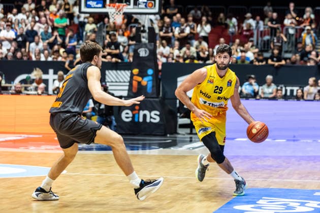 27.09.2026, GER, BBL, easyCredit Basketball Bundesliga, Chemnitz, Niners Chemnitz - Phoenix Hagen Patricio Garino Gullotta (Phoenix Hagen, 29), Elias Rödl (Niners Chemnitz, 11) Chemnitz Messe Chemnitz Sachsen Deutschland