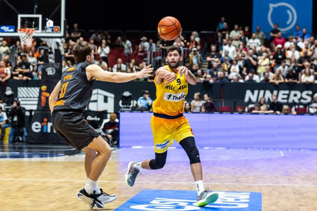 27.09.2026, GER, BBL, easyCredit Basketball Bundesliga, Chemnitz, Niners Chemnitz - Phoenix Hagen Patricio Garino Gullotta (Phoenix Hagen, 29), Elias Rödl (Niners Chemnitz, 11) Chemnitz Messe Chemnitz Sachsen Deutschland