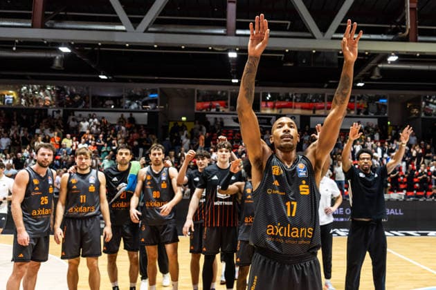 27.09.2026, GER, BBL, easyCredit Basketball Bundesliga, Chemnitz, Niners Chemnitz - Phoenix Hagen Darion Atkins (Niners Chemnitz, 17) jubelt mit dem Team Chemnitz Messe Chemnitz Sachsen Deutschland