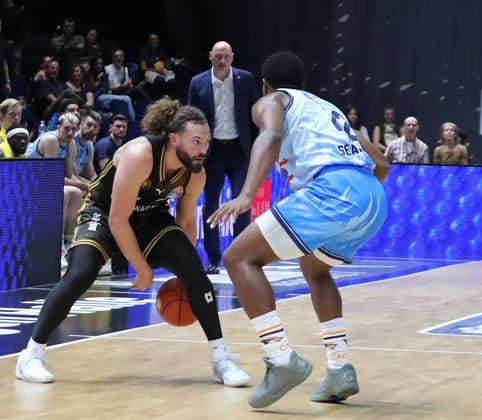 Devin Askew (Basketball Loewen Braunschweig), Johnathan Stove (Rostock Seawolves) Basketball, Herren, Saison 2026 2027, easyCredit Basketball-Bundesliga, Basketball Loewen Braunschweig gegen Rostock Seawolves, 83-82