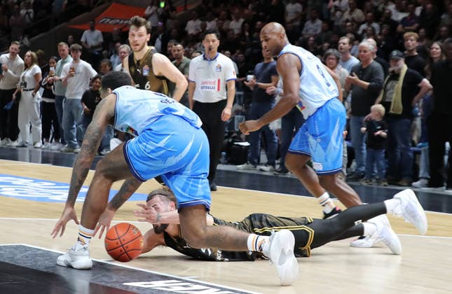 Devin Askew (Basketball Loewen Braunschweig), Johnathan Stove (Rostock Seawolves) Basketball, Herren, Saison 2026 2027, easyCredit Basketball-Bundesliga, Basketball Loewen Braunschweig gegen Rostock Seawolves, 83-82