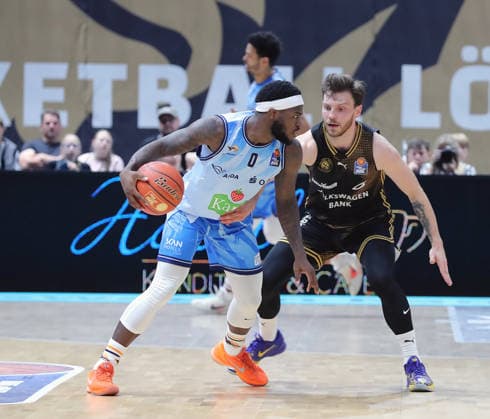 Tj Crockett jr. (Rostock Seawolves), Ferdinand Zylka (Basketball Loewen Braunschweig) Basketball, Herren, Saison 2026 2027, easyCredit Basketball-Bundesliga, Basketball Loewen Braunschweig gegen Rostock Seawolves, 83-82