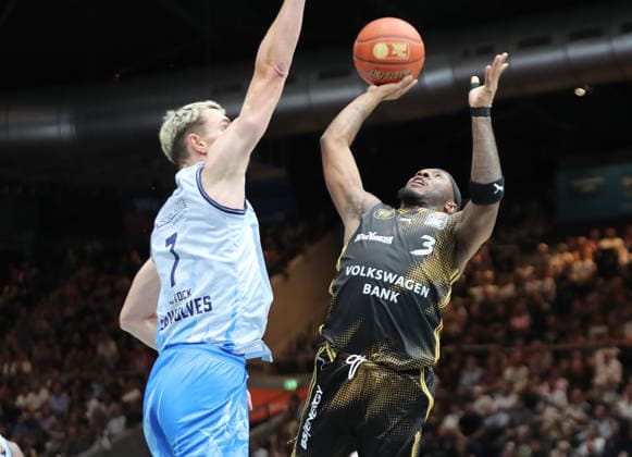 Philipp Hartwich (Rostock Seawolves), Dejour Reaves (Basketball Loewen Braunschweig) Basketball, Herren, Saison 2026 2027, easyCredit Basketball-Bundesliga, Basketball Loewen Braunschweig gegen Rostock Seawolves, 83-82