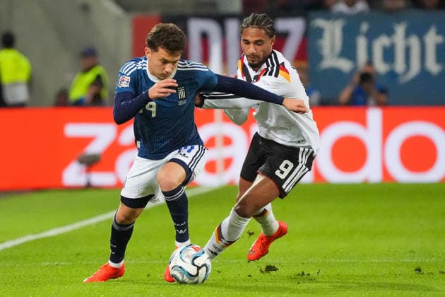 Kevin Schade (Deutschland Germany) im Zweikampf mit Konstantinos Karetsas (Griechenland, Greece) - Augsburg 27.09.2026: Deutschland vs. Griechenland, UEFA Nations League, WWK Arena, 2. Spieltag