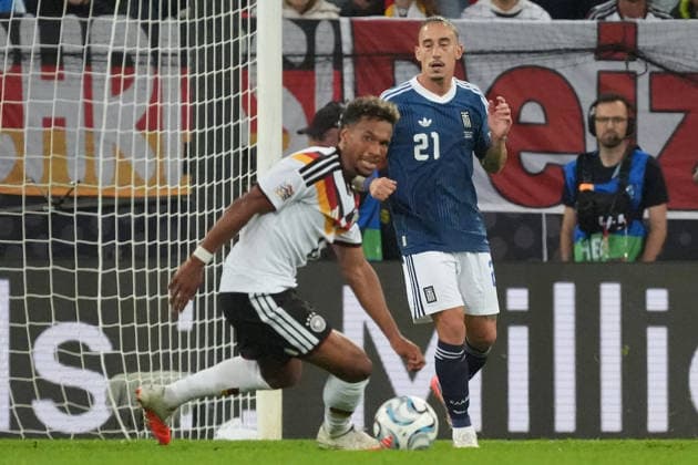 Bambase Conte (Deutschland Germany) gegen Kostas Tsimikas (Griechenland, Greece) - Augsburg 27.09.2026: Deutschland vs. Griechenland, UEFA Nations League, WWK Arena, 2. Spieltag