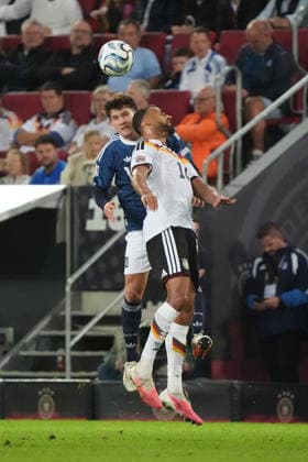 Kopfballduell Josha Vagnoman (Deutschland Germany) gegen Andreas Tetteh (Griechenland, Greece) - Augsburg 27.09.2026: Deutschland vs. Griechenland, UEFA Nations League, WWK Arena, 2. Spieltag
