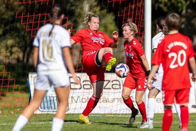 Thüringen-Pokal Achtelfinale Frauen: 1. FFC Saalfeld vs. 1. FFV Erfurt; Saalfeld; 27.09.2026 Elisa Jacob ( 7; 1. FFC Saalfeld) (links) und Annett Hempel ( 5; 1. FFC Saalfeld) (rechts) Thüringen-Pokal Achtelfinale Frauen: 1. FFC Saalfeld vs. 1. FFV Erfurt; Hauptplatz Lok-Sportplatz; 27.09.2026 Copyright: xBEAUTIFULxSPORTS Duehringx