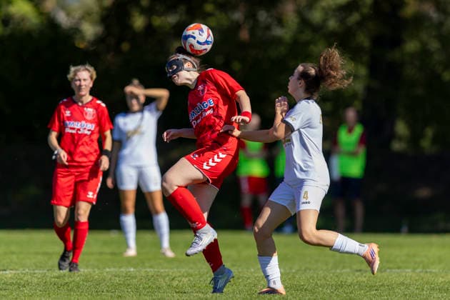 Thüringen-Pokal Achtelfinale Frauen: 1. FFC Saalfeld vs. 1. FFV Erfurt; Saalfeld; 27.09.2026 Melissa Stark ( 11; 1. FFC Saalfeld) gegen Jasmin Sautter ( 4; 1. FFV Erfurt) Thüringen-Pokal Achtelfinale Frauen: 1. FFC Saalfeld vs. 1. FFV Erfurt; Hauptplatz Lok-Sportplatz; 27.09.2026 Copyright: xBEAUTIFULxSPORTS Duehringx