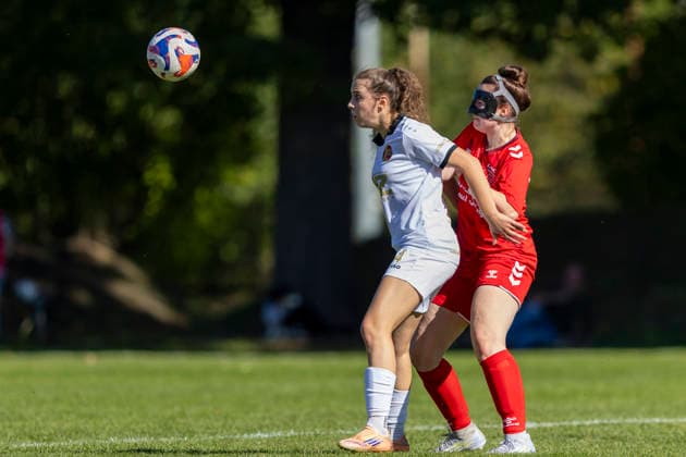 Thüringen-Pokal Achtelfinale Frauen: 1. FFC Saalfeld vs. 1. FFV Erfurt; Saalfeld; 27.09.2026 Jasmin Sautter ( 4; 1. FFV Erfurt) gegen Melissa Stark ( 11; 1. FFC Saalfeld) Thüringen-Pokal Achtelfinale Frauen: 1. FFC Saalfeld vs. 1. FFV Erfurt; Hauptplatz Lok-Sportplatz; 27.09.2026 Copyright: xBEAUTIFULxSPORTS Duehringx