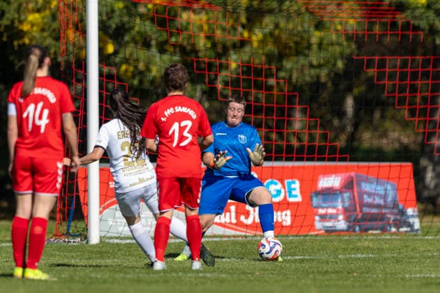 Thüringen-Pokal Achtelfinale Frauen: 1. FFC Saalfeld vs. 1. FFV Erfurt; Saalfeld; 27.09.2026 Lynn Schlegel ( 1; 1. FFC Saalfeld) gegen Samira Visargova ( 22; 1. FFV Erfurt) Thüringen-Pokal Achtelfinale Frauen: 1. FFC Saalfeld vs. 1. FFV Erfurt; Hauptplatz Lok-Sportplatz; 27.09.2026 Copyright: xBEAUTIFULxSPORTS Duehringx