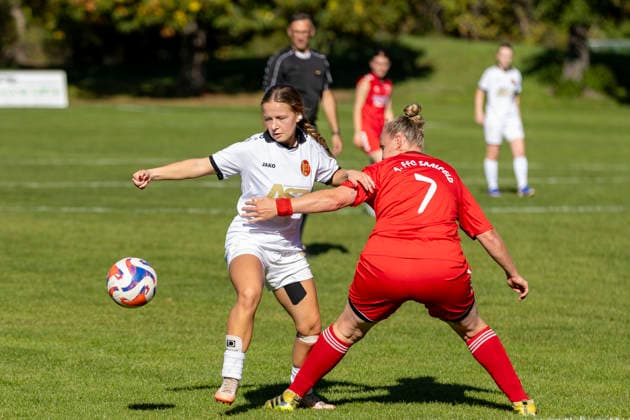 Thüringen-Pokal Achtelfinale Frauen: 1. FFC Saalfeld vs. 1. FFV Erfurt; Saalfeld; 27.09.2026 Kira Hasenbein ( 15; 1. FFV Erfurt) gegen Elisa Jacob ( 7; 1. FFC Saalfeld) Thüringen-Pokal Achtelfinale Frauen: 1. FFC Saalfeld vs. 1. FFV Erfurt; Hauptplatz Lok-Sportplatz; 27.09.2026 Copyright: xBEAUTIFULxSPORTS Duehringx