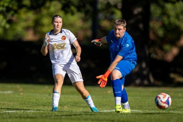 Thüringen-Pokal Achtelfinale Frauen: 1. FFC Saalfeld vs. 1. FFV Erfurt; Saalfeld; 27.09.2026 Tor durch Laura Krug ( 11; 1. FFV Erfurt) gegen Lynn Schlegel ( 1; 1. FFC Saalfeld) Thüringen-Pokal Achtelfinale Frauen: 1. FFC Saalfeld vs. 1. FFV Erfurt; Hauptplatz Lok-Sportplatz; 27.09.2026 Copyright: xBEAUTIFULxSPORTS Duehringx