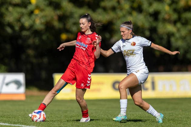 Thüringen-Pokal Achtelfinale Frauen: 1. FFC Saalfeld vs. 1. FFV Erfurt; Saalfeld; 27.09.2026 Mia Brühl ( 19; 1. FFC Saalfeld) gegen Tessa Berger ( 16; 1. FFV Erfurt) Thüringen-Pokal Achtelfinale Frauen: 1. FFC Saalfeld vs. 1. FFV Erfurt; Hauptplatz Lok-Sportplatz; 27.09.2026 Copyright: xBEAUTIFULxSPORTS Duehringx