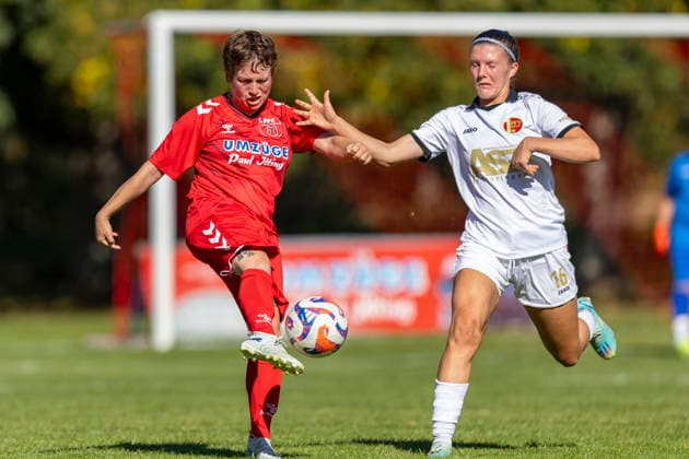 Thüringen-Pokal Achtelfinale Frauen: 1. FFC Saalfeld vs. 1. FFV Erfurt; Saalfeld; 27.09.2026 Madlen Hallmann ( 13; 1. FFC Saalfeld) gegen Tessa Berger ( 16; 1. FFV Erfurt) Thüringen-Pokal Achtelfinale Frauen: 1. FFC Saalfeld vs. 1. FFV Erfurt; Hauptplatz Lok-Sportplatz; 27.09.2026 Copyright: xBEAUTIFULxSPORTS Duehringx