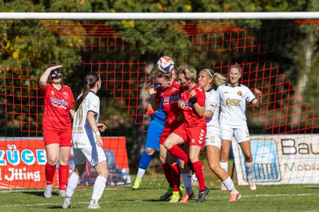 Thüringen-Pokal Achtelfinale Frauen: 1. FFC Saalfeld vs. 1. FFV Erfurt; Saalfeld; 27.09.2026 Am Ball Lucy Schalk ( 14; 1. FFC Saalfeld) und Annett Hempel ( 5; 1. FFC Saalfeld) (rechts daneben) Thüringen-Pokal Achtelfinale Frauen: 1. FFC Saalfeld vs. 1. FFV Erfurt; Hauptplatz Lok-Sportplatz; 27.09.2026 Copyright: xBEAUTIFULxSPORTS Duehringx