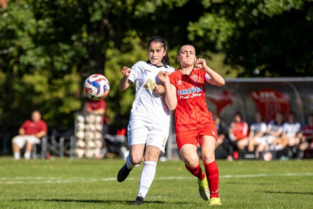 Thüringen-Pokal Achtelfinale Frauen: 1. FFC Saalfeld vs. 1. FFV Erfurt; Saalfeld; 27.09.2026 Samira Visargova ( 22; 1. FFV Erfurt) gegen Lucy Schalk ( 14; 1. FFC Saalfeld) Thüringen-Pokal Achtelfinale Frauen: 1. FFC Saalfeld vs. 1. FFV Erfurt; Hauptplatz Lok-Sportplatz; 27.09.2026 Copyright: xBEAUTIFULxSPORTS Duehringx