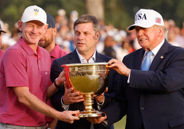 President Donald Trump (R) and PGA, Golf Herren Tour CEO Brian Rolapp (C) present the Presidents Cup trophy to US Team Captain Brandt Snedeker after the United States team defeated the International Team 15.5 to 12.5 at Medinah Country Club in Chicago, Illinois, on Sunday, September 27, 2026.  CHI20260927856 TANNENxMAURY