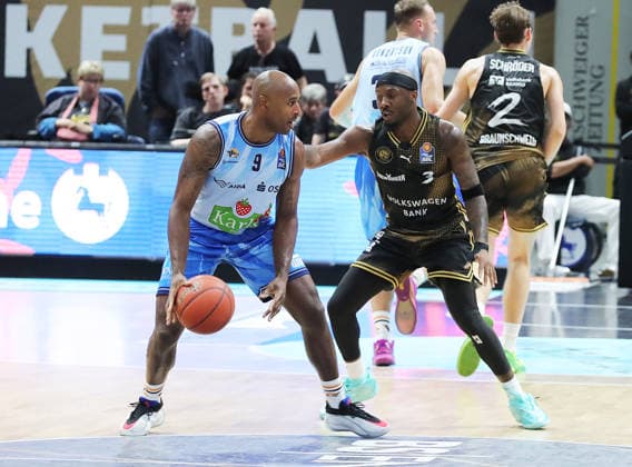 DeAndre Landsdowne (Rostock Seawolves), Dejour Reaves (Basketball Loewen Braunschweig) Basketball, Herren, Saison 2026 2027, easyCredit Basketball-Bundesliga, Basketball Loewen Braunschweig gegen Rostock Seawolves, 83-82