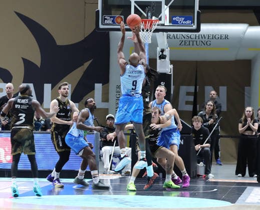 Korbwurf durch DeAndre Landsdowne (Rostock Seawolves) Basketball, Herren, Saison 2026 2027, easyCredit Basketball-Bundesliga, Basketball Loewen Braunschweig gegen Rostock Seawolves, 83-82