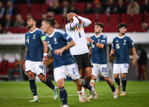 FUSSBALL UEFA Nations League Liga A Gruppe 2 2026 2027 in Augsburg 27.09.2026 Deutschland - Griechenland Enttaeuschung Deutschland; Felix Nmecha (Mitte) nach einer verrgebenen Torchance, Vangelis Pavlidis (li, Griechenland)