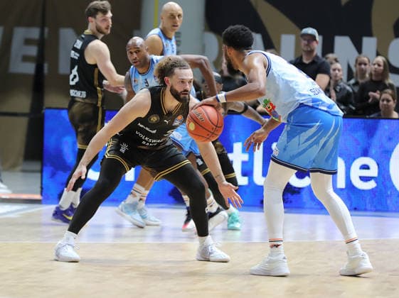 Devin Askew (Basketball Loewen Braunschweig), Zach Copeland (Rostock Seawolves) Basketball, Herren, Saison 2026 2027, easyCredit Basketball-Bundesliga, Basketball Loewen Braunschweig gegen Rostock Seawolves, 83-82