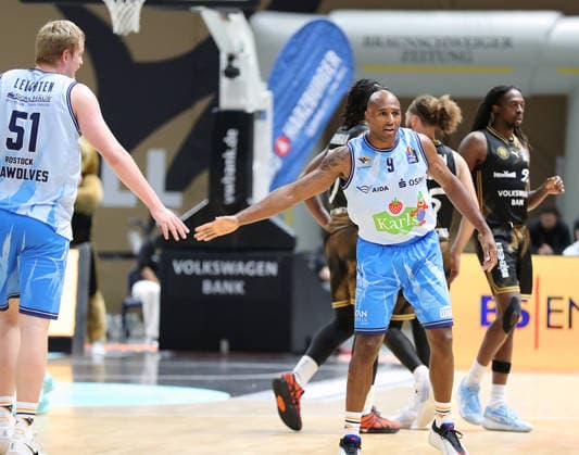 Bent Leuchten (Rostock Seawolves), DeAndre Landsdowne (Rostock Seawolves) Basketball, Herren, Saison 2026 2027, easyCredit Basketball-Bundesliga, Basketball Loewen Braunschweig gegen Rostock Seawolves, 83-82