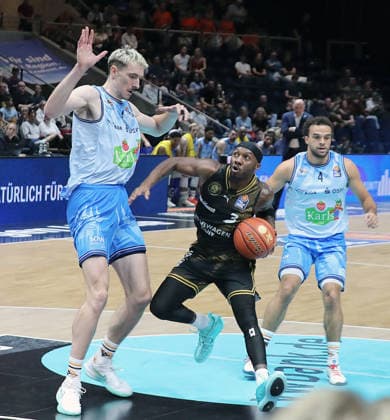 Basketball, Herren, Saison 2026 2027, easyCredit Basketball-Bundesliga, Basketball Loewen Braunschweig gegen Rostock Seawolves, 83-82 Philipp Hartwich (Rostock Seawolves), Dejour Reaves (Basketball Loewen Braunschweig), Elias Baggette (Rostock Seawolves)