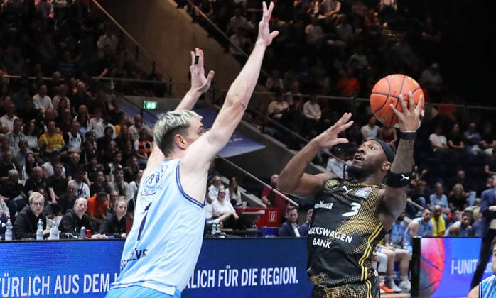 Philipp Hartwich (Rostock Seawolves) verucht Dejour Reaves (Basketball Loewen Braunschweig) zu stoppen Basketball, Herren, Saison 2026 2027, easyCredit Basketball-Bundesliga, Basketball Loewen Braunschweig gegen Rostock Seawolves, 83-82
