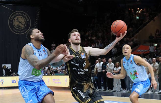Todd Withers (Rostock Seawolves), Ferdinand Zylka (Basketball Loewen Braunschweig) Basketball, Herren, Saison 2026 2027, easyCredit Basketball-Bundesliga, Basketball Loewen Braunschweig gegen Rostock Seawolves, 83-82