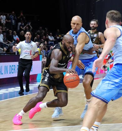 Sheldon Edwards (Basketball Loewen Braunschweig), Robin Amaize (Rostock Seawolves), Basketball, Herren, Saison 2026 2027, easyCredit Basketball-Bundesliga, Basketball Loewen Braunschweig gegen Rostock Seawolves, 83-82