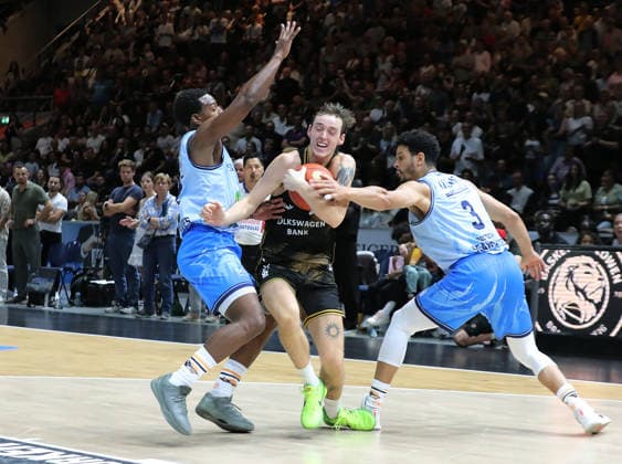 Johnathan Stove (Rostock Seawolves), Benjamin Schroeder (Basketball Loewen Braunschweig), Dominic Lockhart (Rostock Seawolves) Basketball, Herren, Saison 2026 2027, easyCredit Basketball-Bundesliga, Basketball Loewen Braunschweig gegen Rostock Seawolves, 83-82