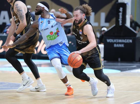 Tj Crockett jr. (Rostock Seawolves), Devin Askew (Basketball Loewen Braunschweig) Basketball, Herren, Saison 2026 2027, easyCredit Basketball-Bundesliga, Basketball Loewen Braunschweig gegen Rostock Seawolves, 83-82